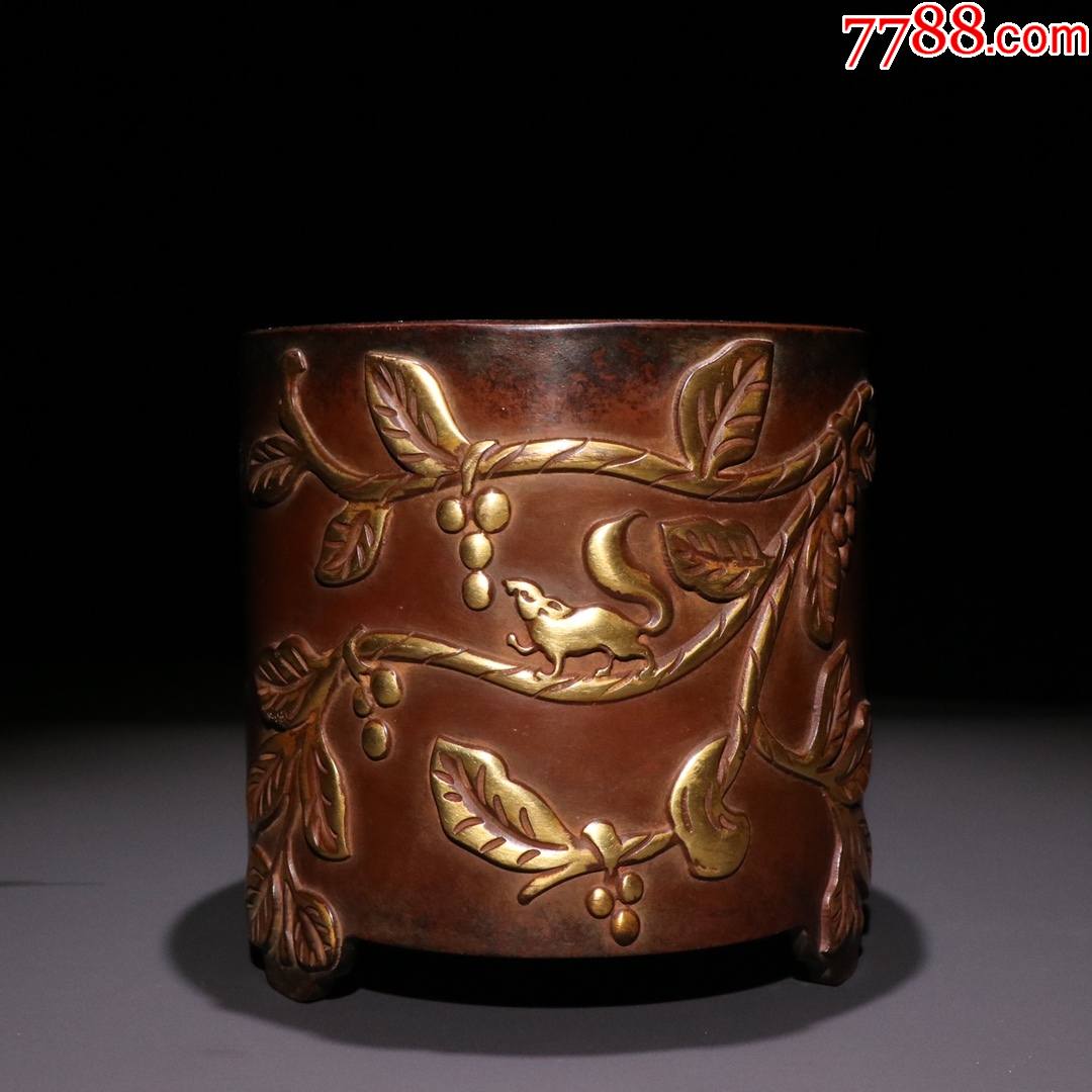 铜胎鎏金松鼠葡萄纹笔筒