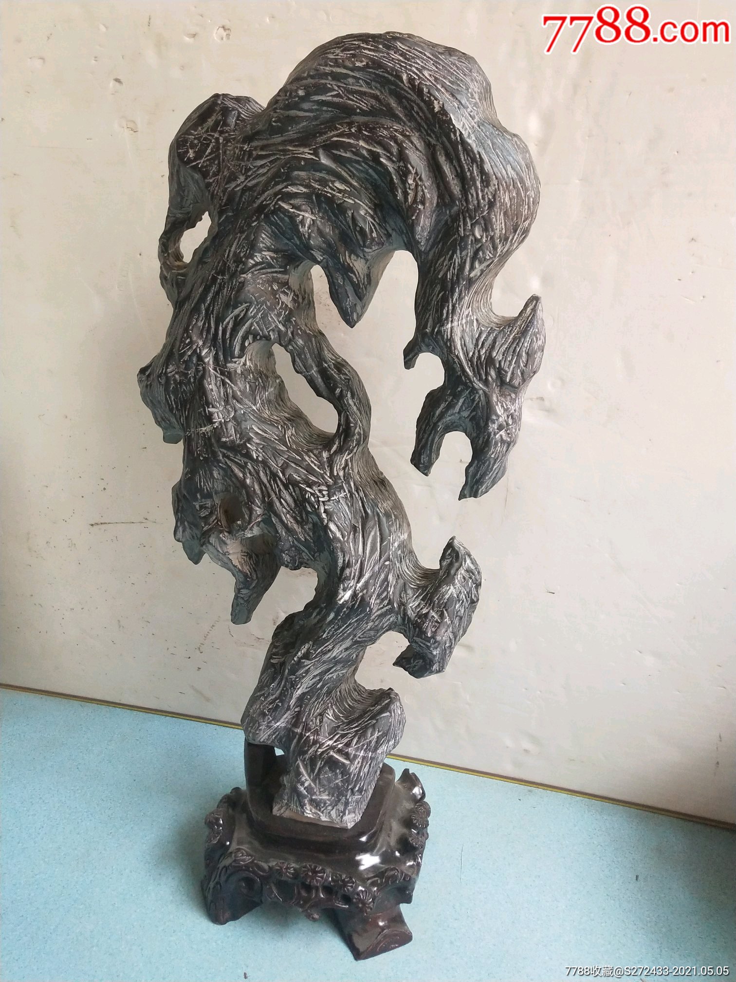 天然灵璧石摆件,造型别致优雅,石质细腻光滑,品相完好如图,雅室必备