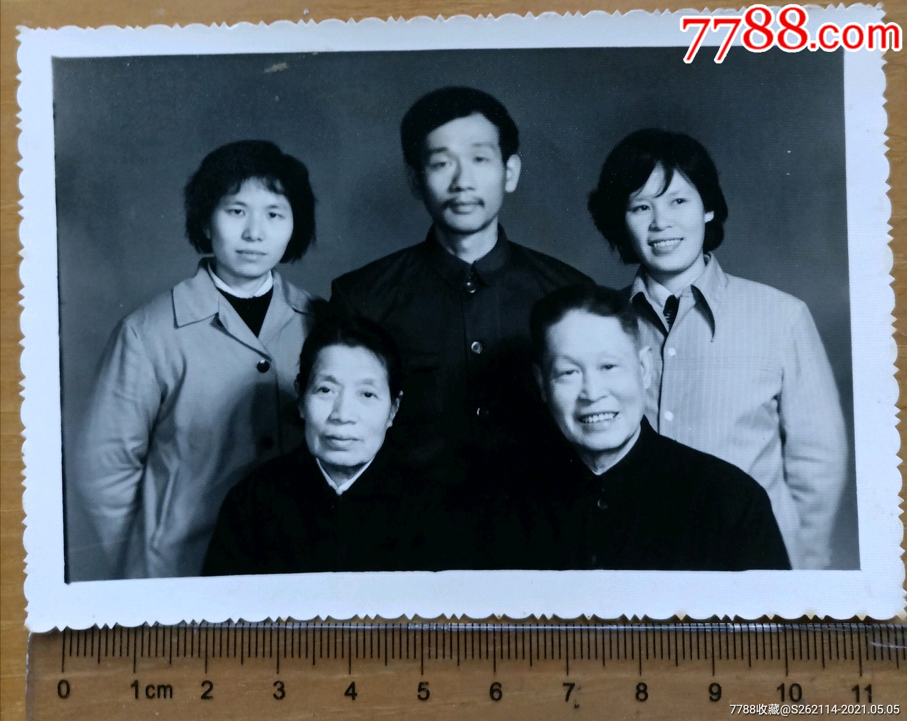 大约六七年代的家庭合影老照片清晰完好当时的服装面貌
