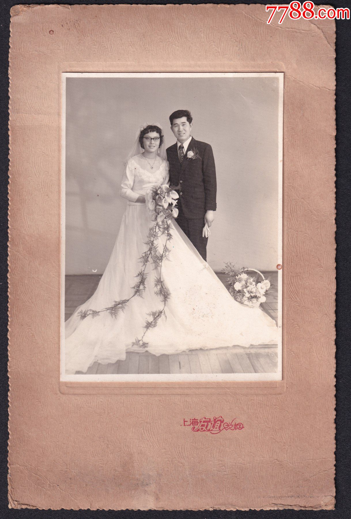 80年代婚纱老照片1张(尺寸约10.8*14.9厘米)