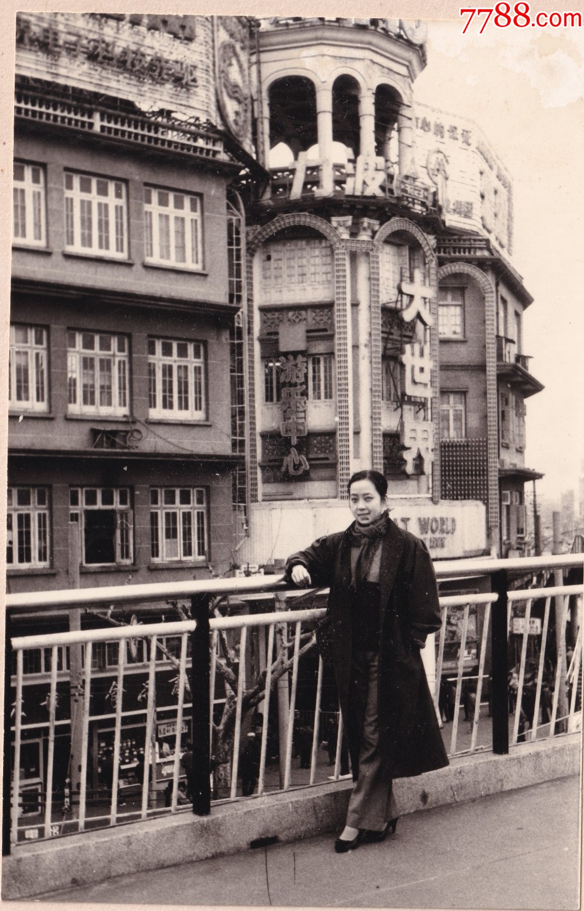 90年代美女在上海大世界老照片1张(尺寸约9.2*14.2厘米)