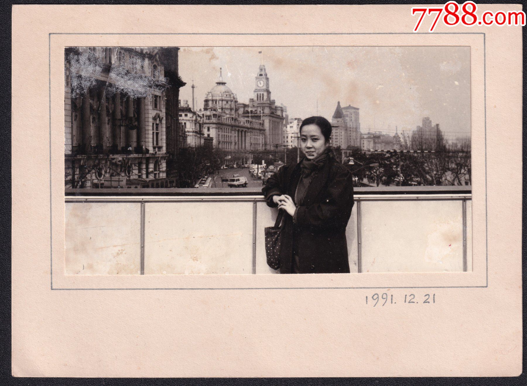 90年代美女在上海老照片1张(尺寸约8*14.3厘米)