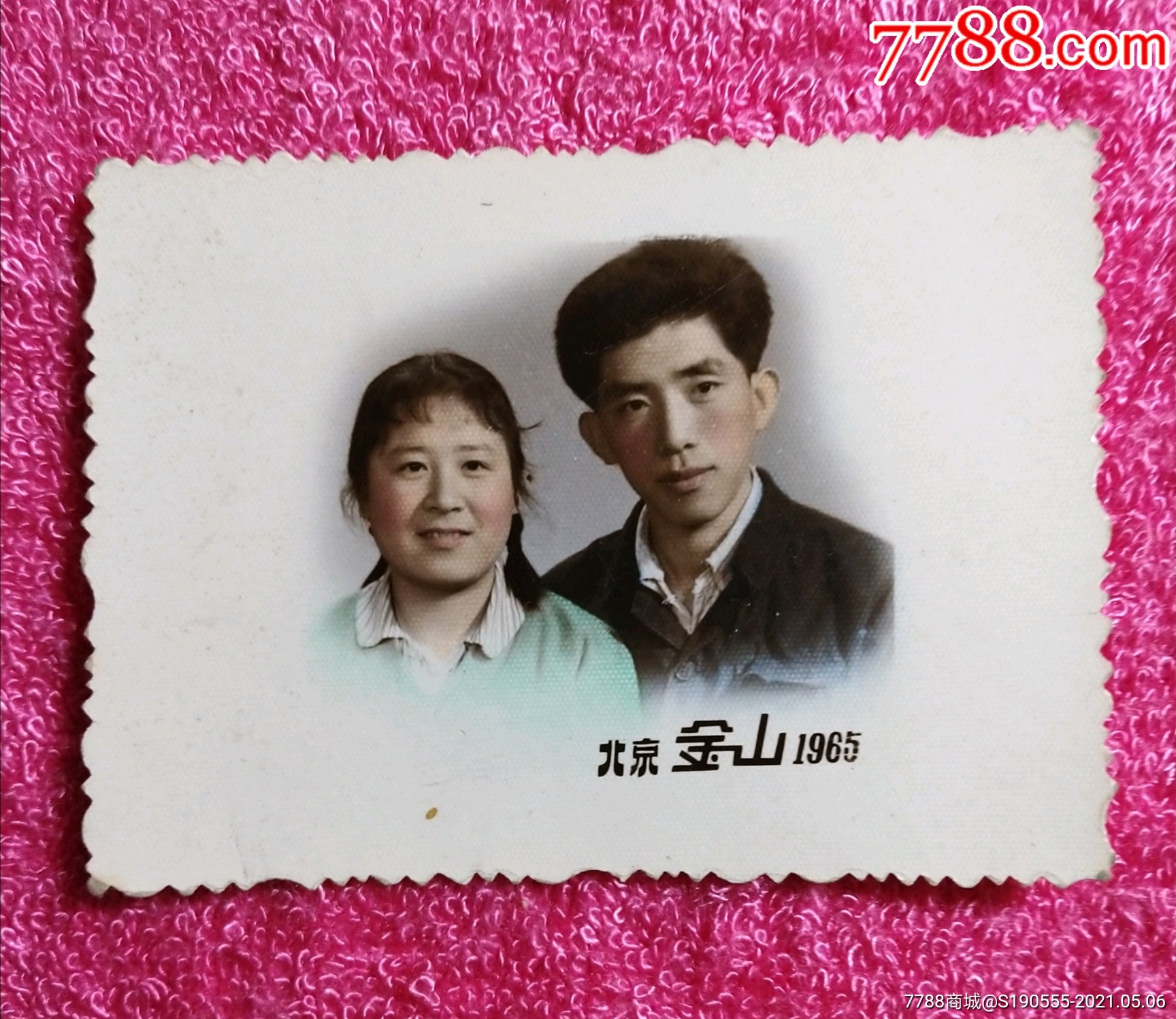 60年代夫妻合影留念手工上色老照片