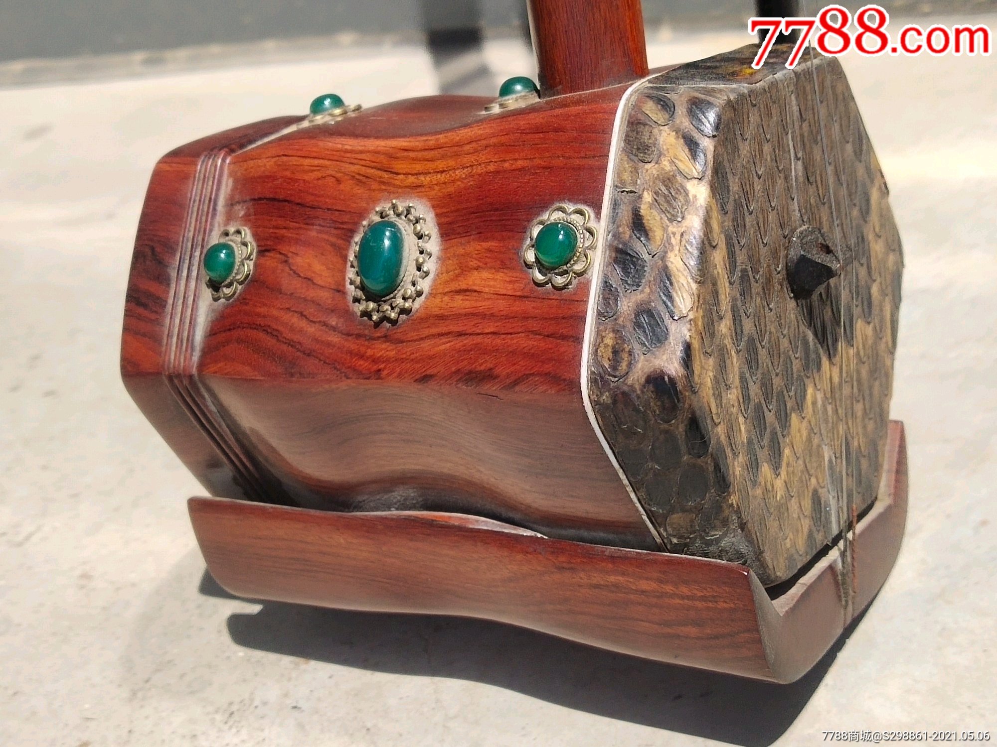 偶得【蟒皮黄花梨木二胡】一把,镶嵌宝石,花纹清晰漂亮,包存完整,音质