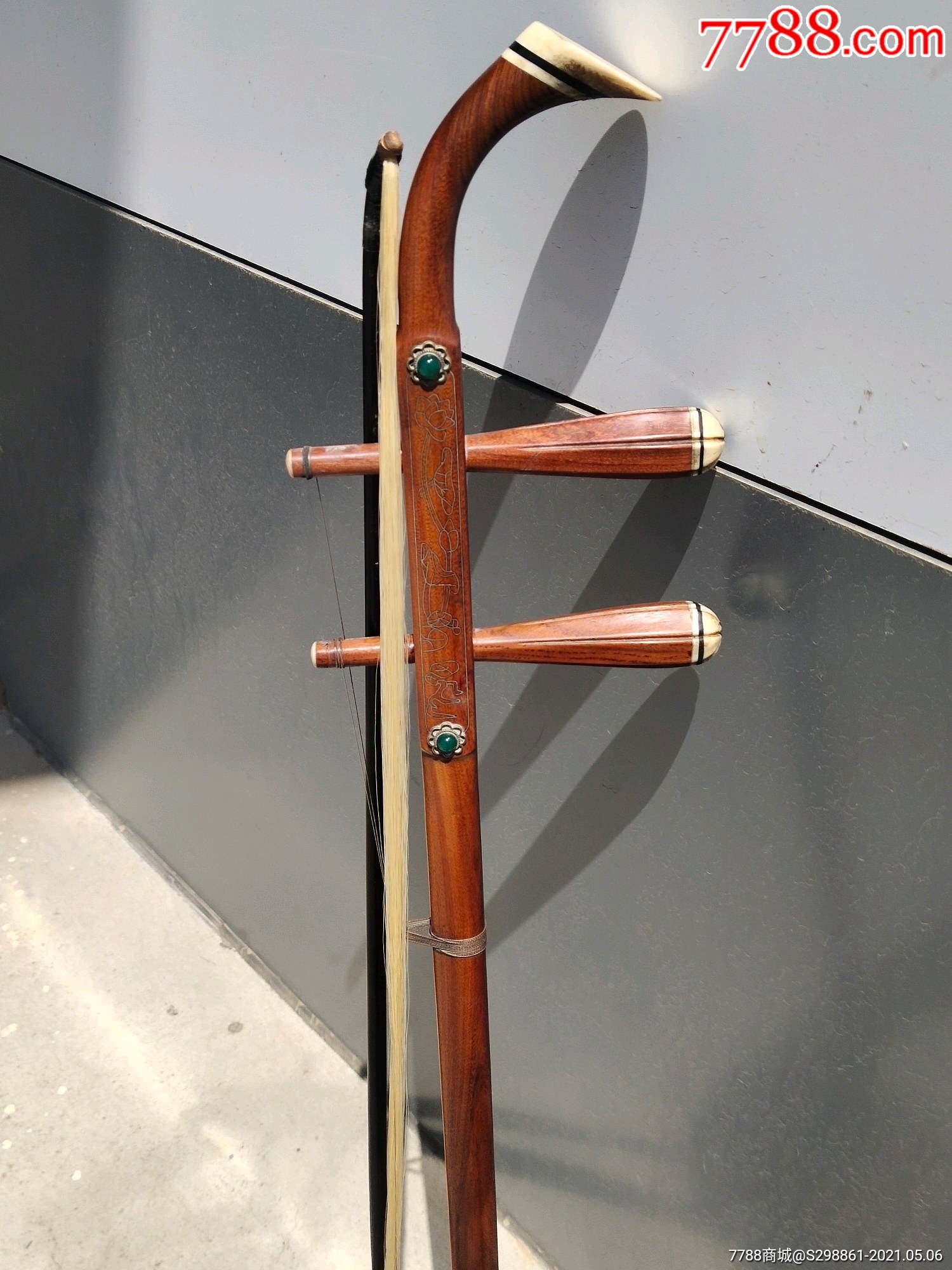 偶得【蟒皮黄花梨木二胡】一把,镶嵌宝石,花纹清晰