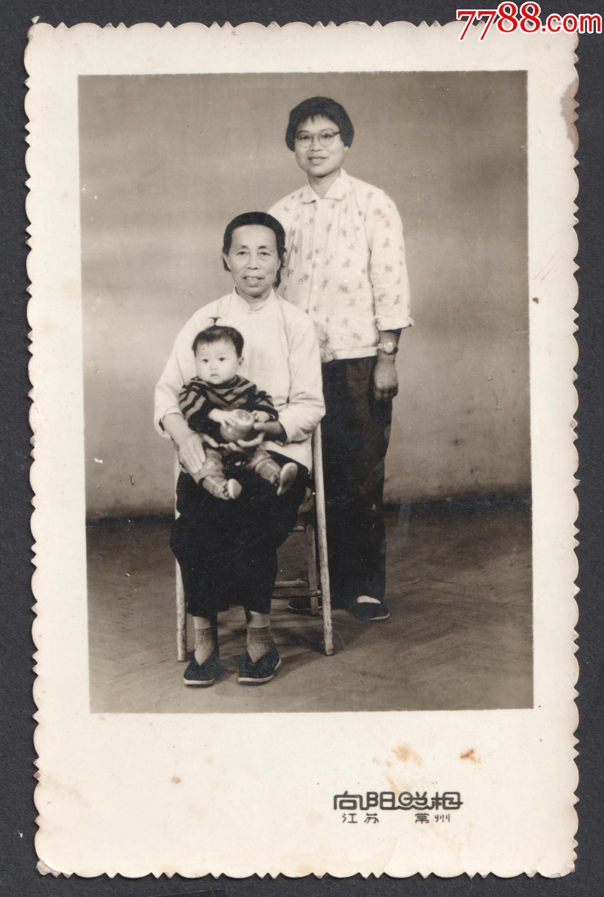三代人合影照江苏常州向阳照相馆