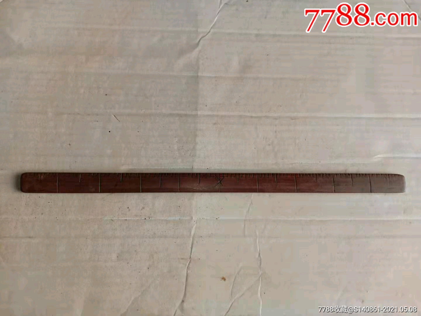 箱31清代竹制量地尺背面写有毛笔字上面4字看不清下面三贤背面一侧有