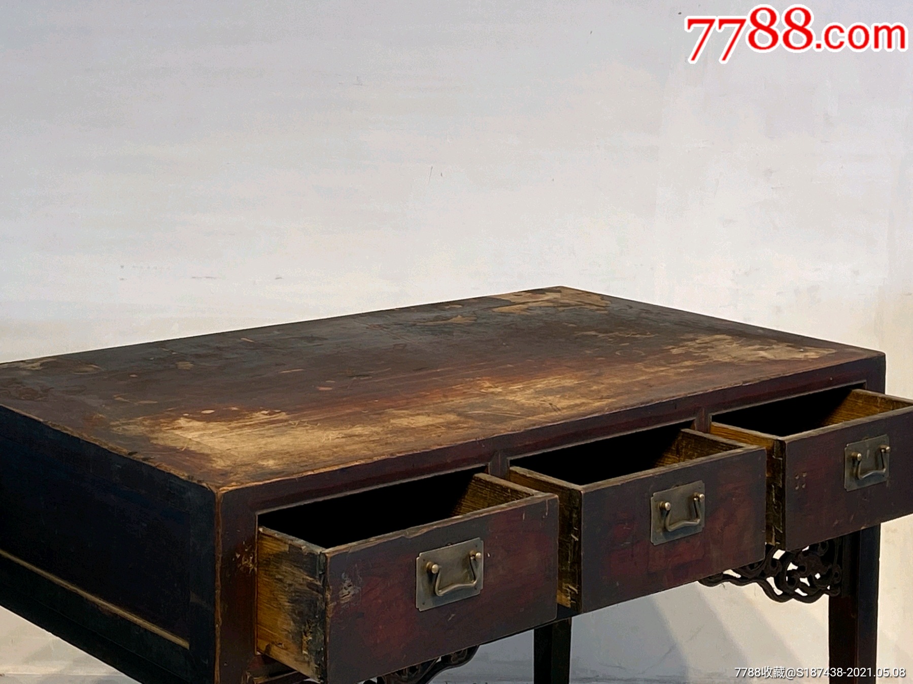 民国时期的三抽老书桌楸木透雕螭龙如意云纹结实牢固尺寸110563