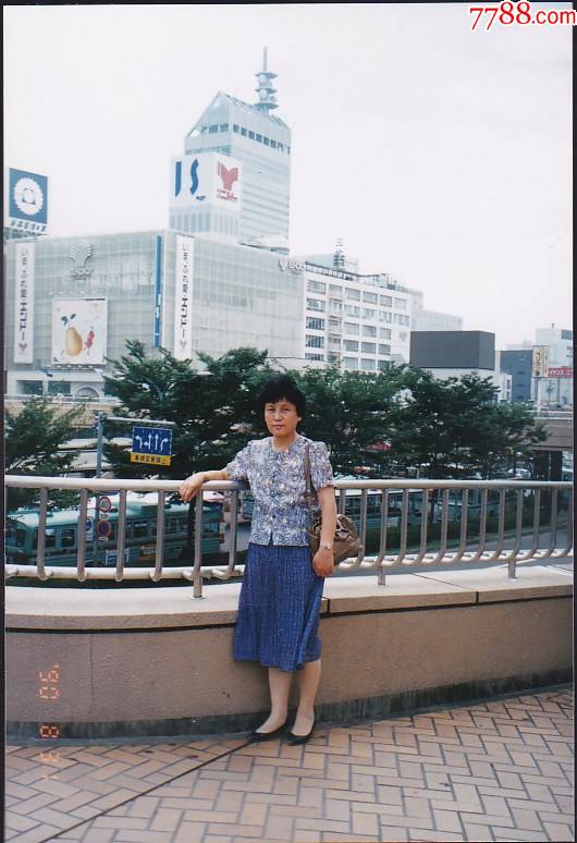 90年女子在日本留影