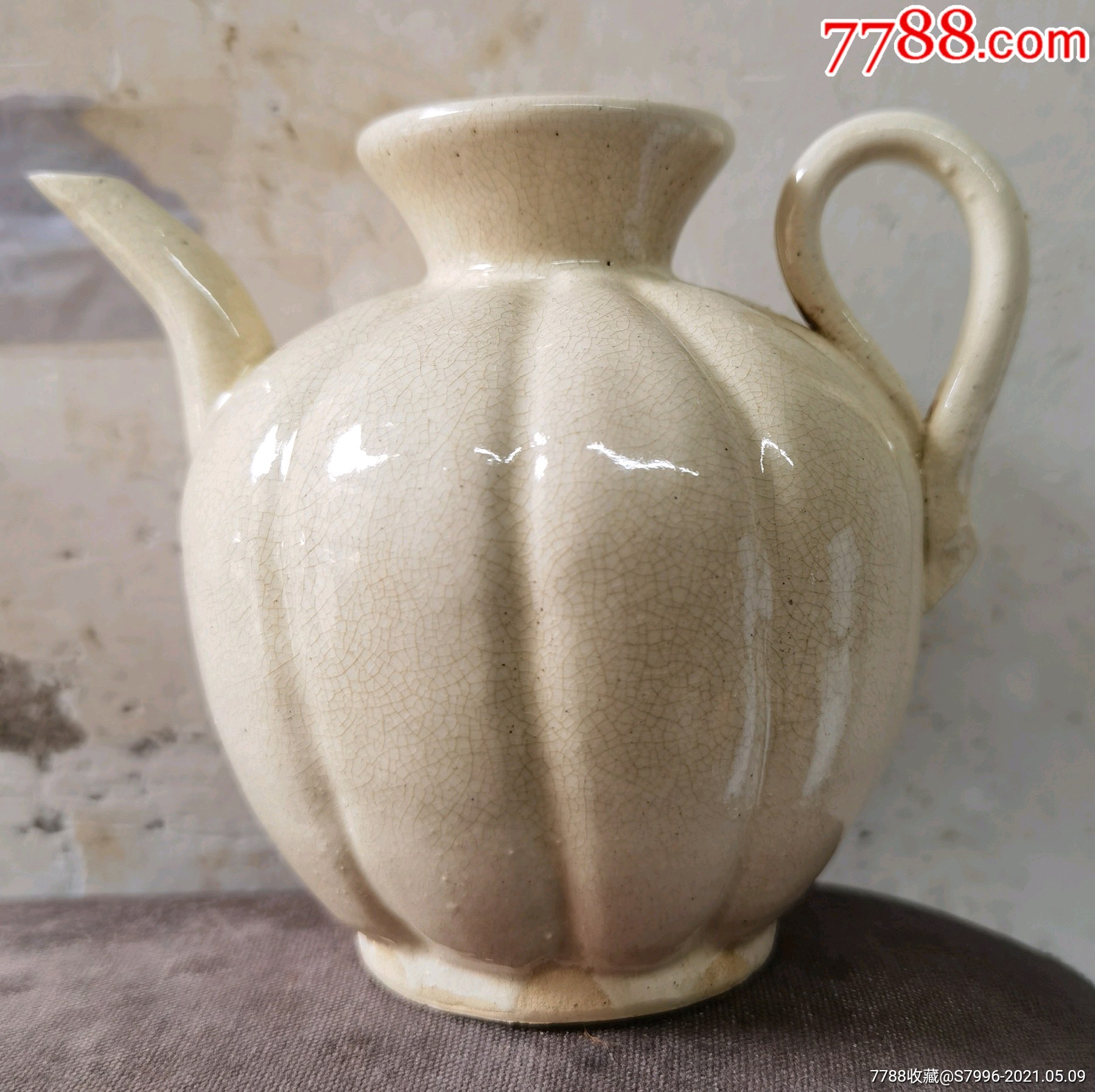 宋磁州窑白瓷瓜棱敝口小执壶