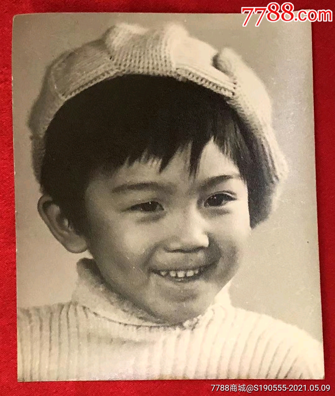 80年代初穿毛衣戴毛帽的可爱小男孩老照片一枚