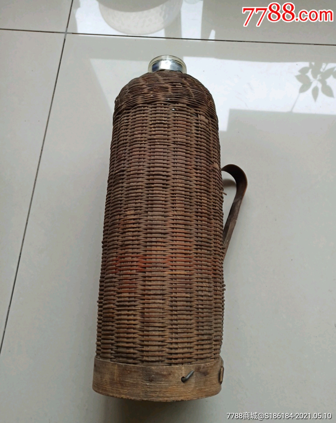 一个竹壳热水瓶