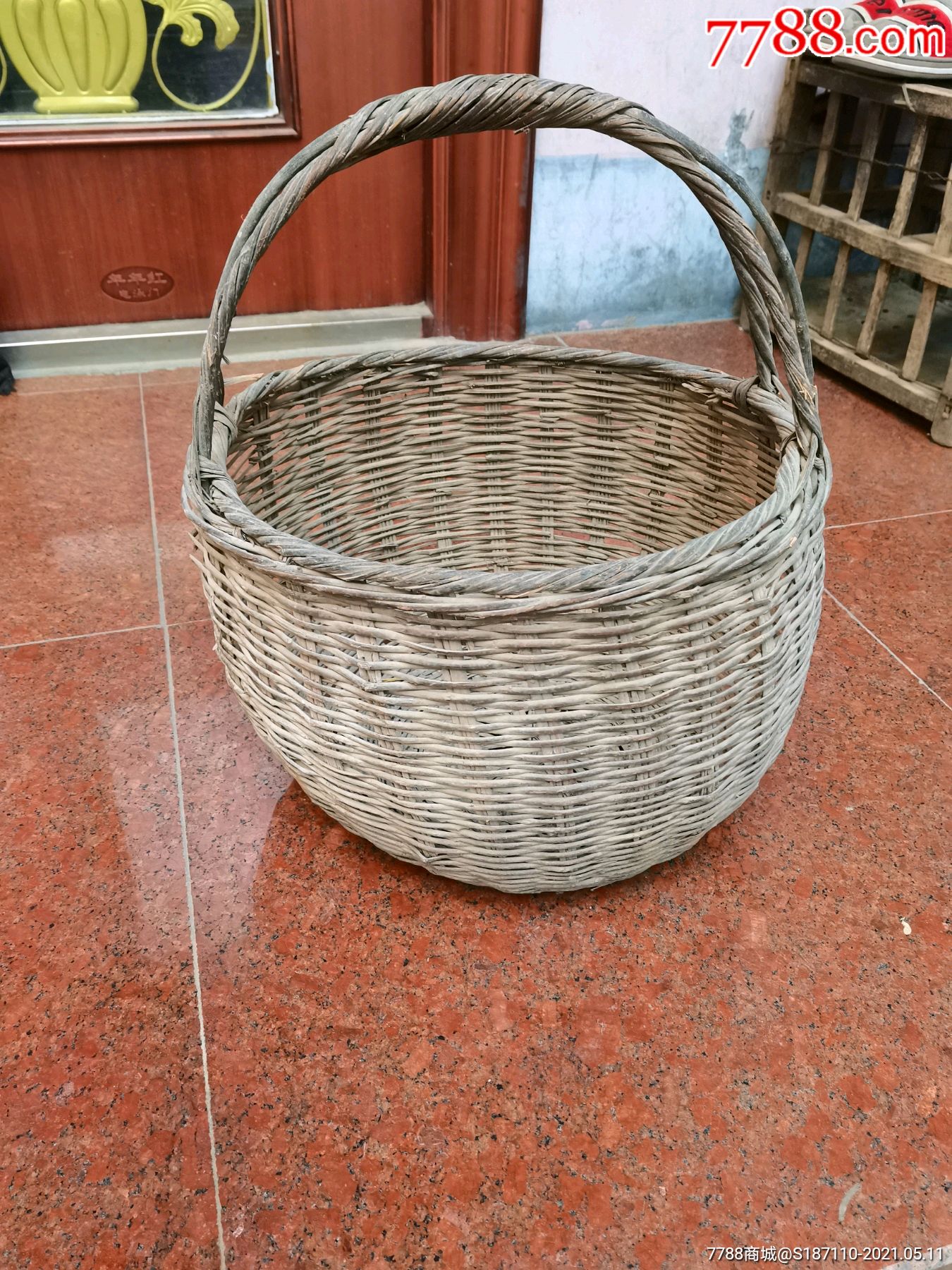 荆条编织的篮子