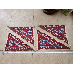 蓝绸子上绣红色五爪团龙龙袍