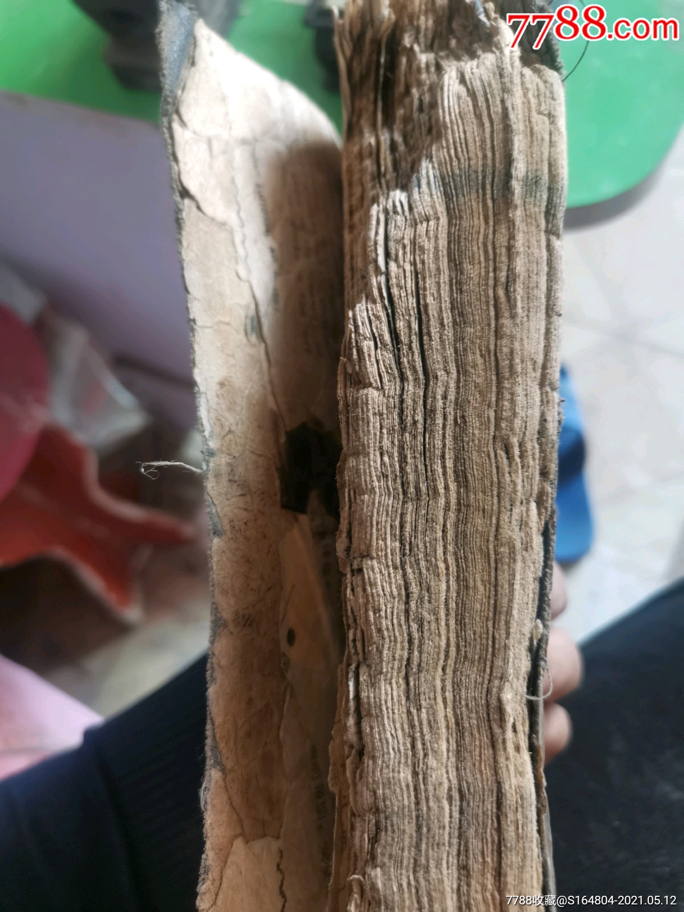 一本厚厚的老书