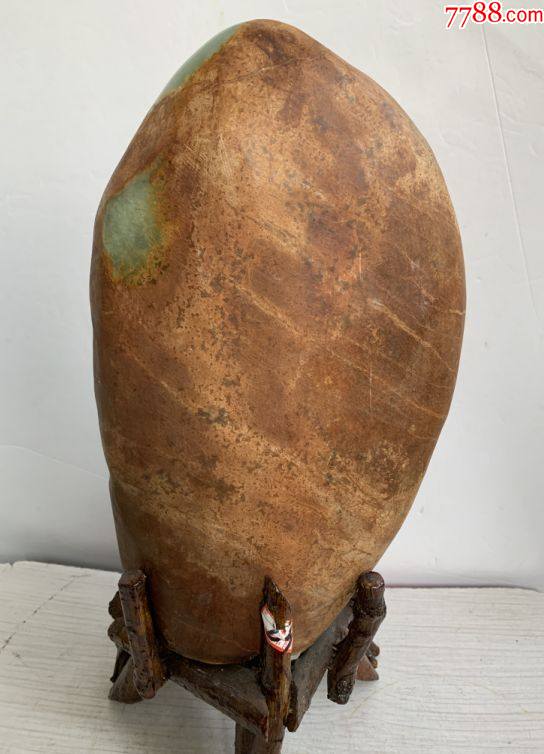 玉原石摆件一个