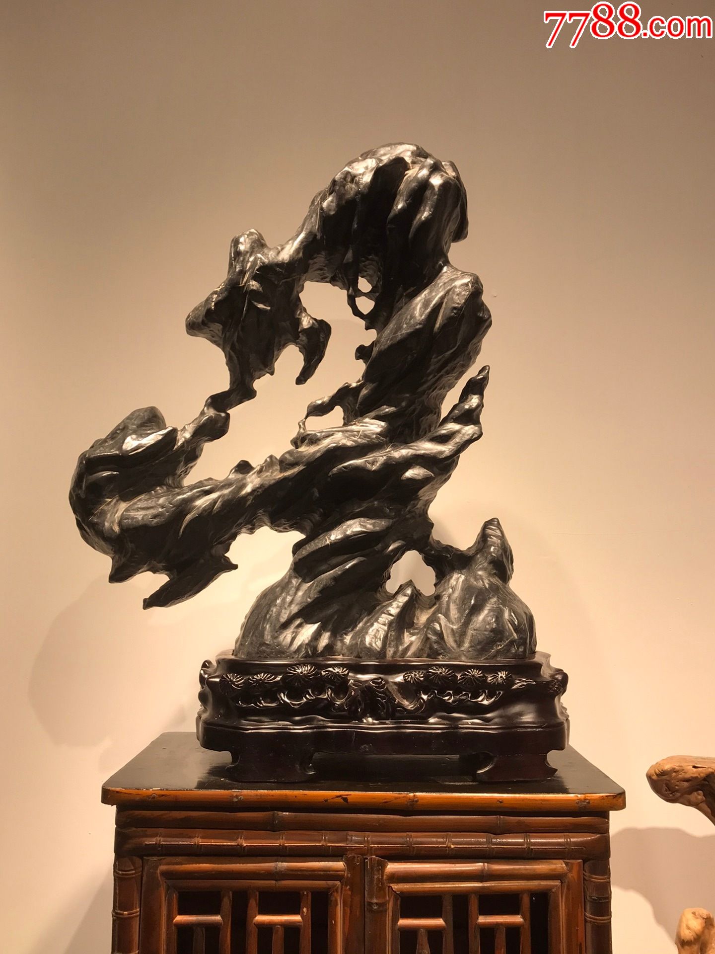 0浏览量:备注:灵璧石【紫气东来】高83宽60厚26简介:年代不详,种类