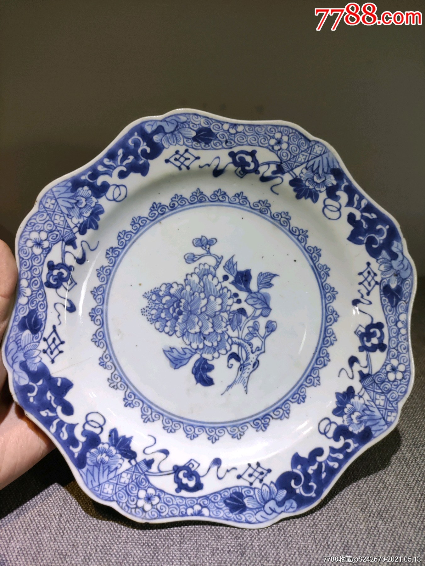 清代乾隆海棠型花卉青花盘