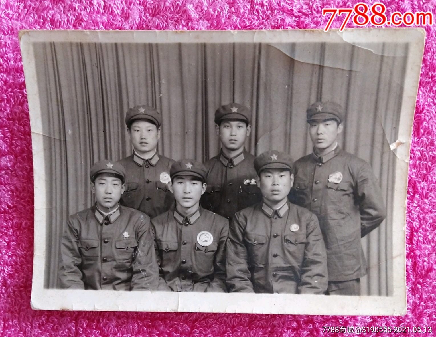 老照片60年代军人合影照戴大像章戴2枚像章