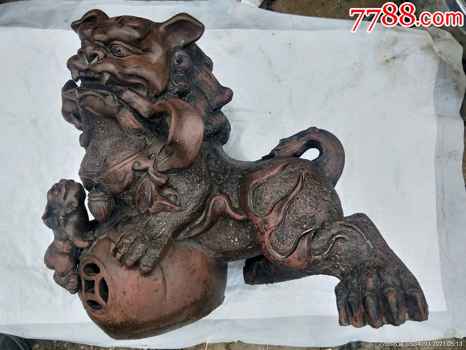 紫砂狮子踩绣球摆件