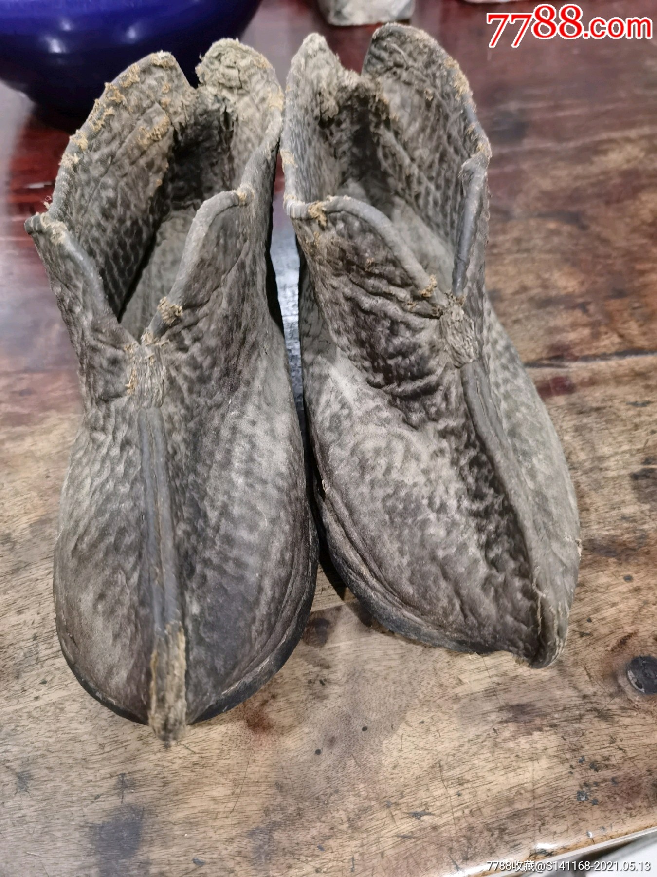 晚清民国下雨下雪天防滑的钉鞋,形容老年人穿钉鞋拄拐棍,稳了又稳.