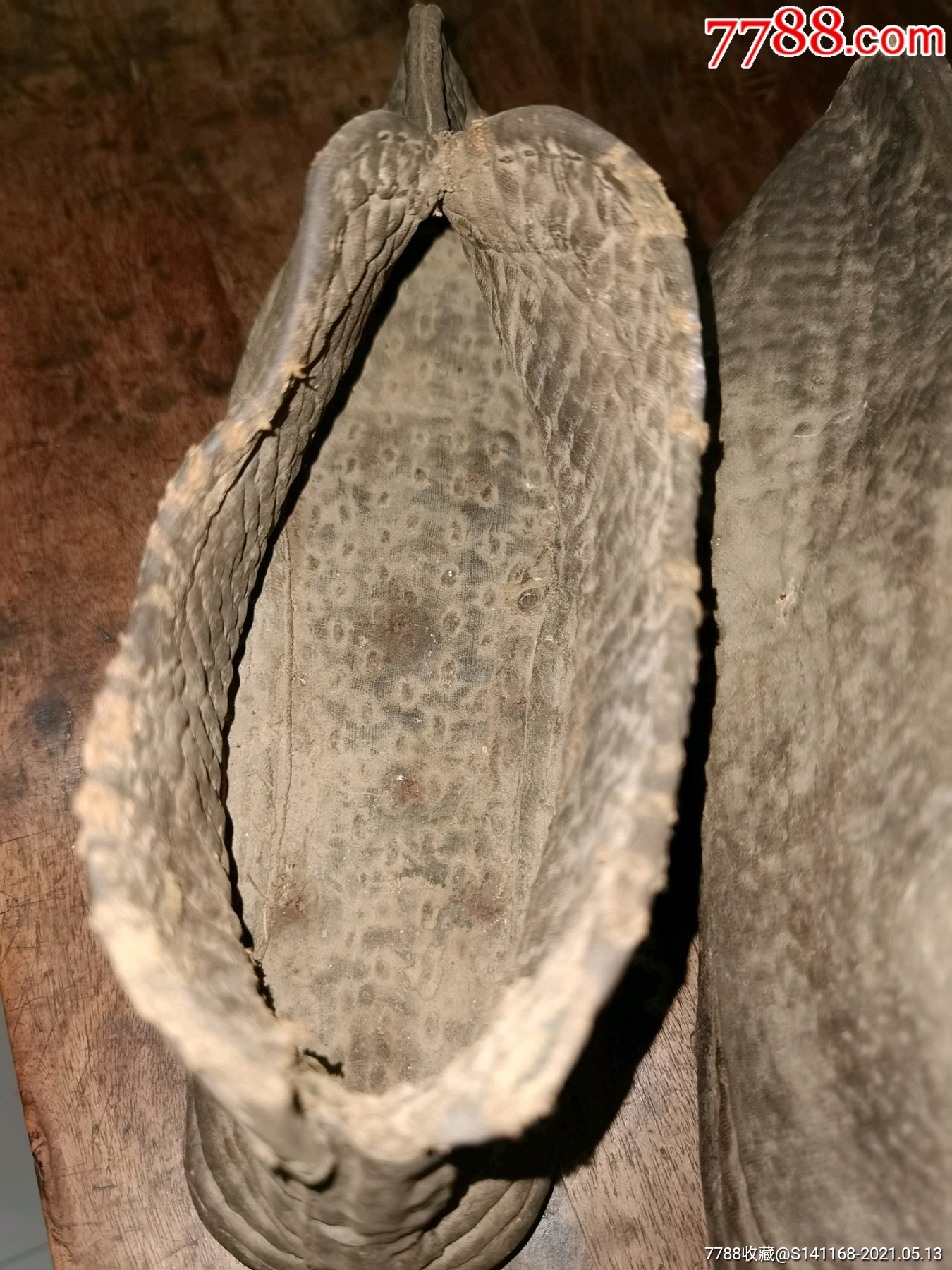 晚清民国下雨下雪天防滑的钉鞋,形容老年人穿钉鞋拄拐棍,稳了又稳.