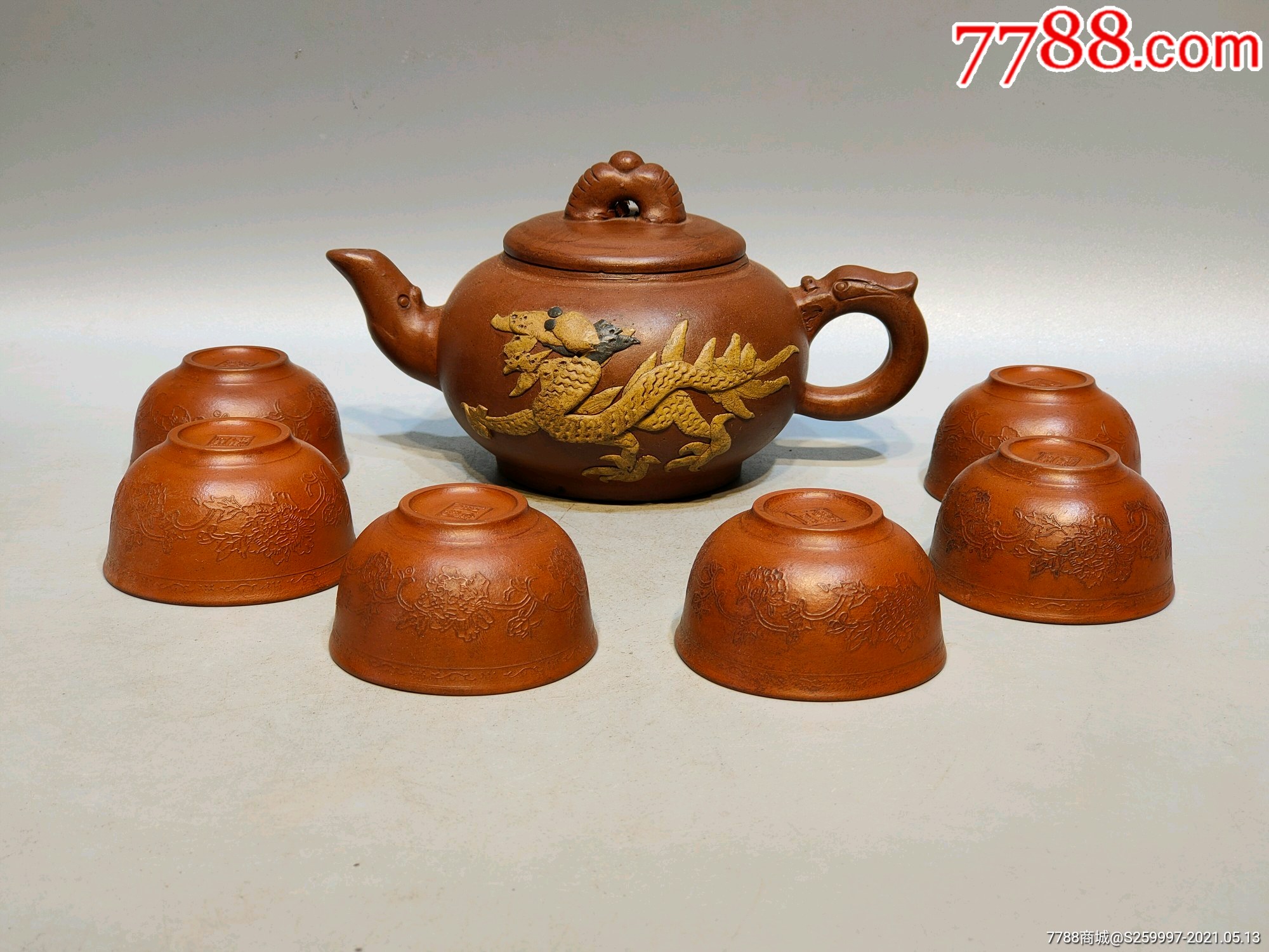 周桂珍制【龙凤】套装,紫砂壶,壶身浮雕【一龙一凤】造型独特,外观