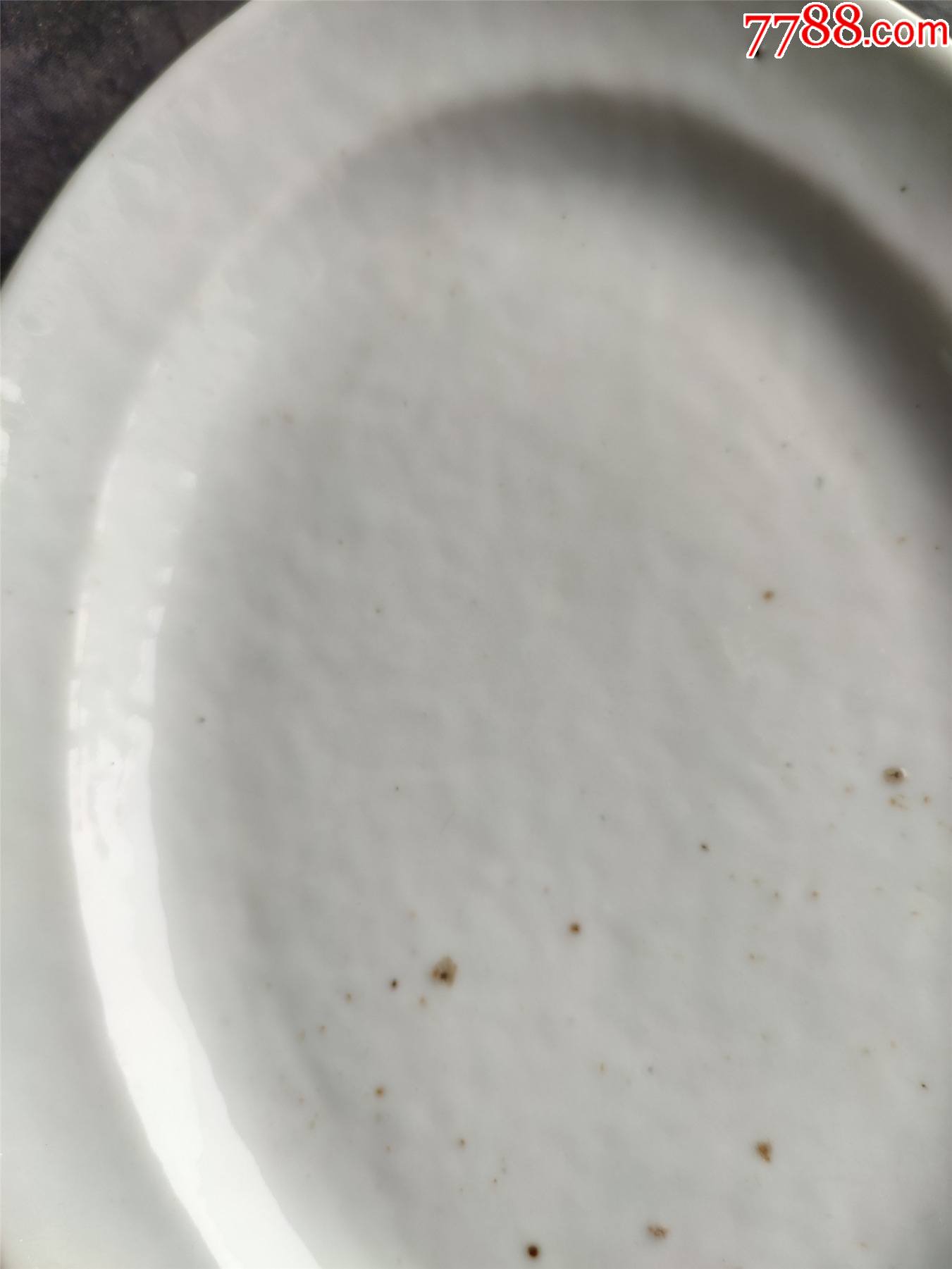 橘皮釉瓷器盘子,估计是解放前后的瓷器盘子,边子上面有一点小磕,没有
