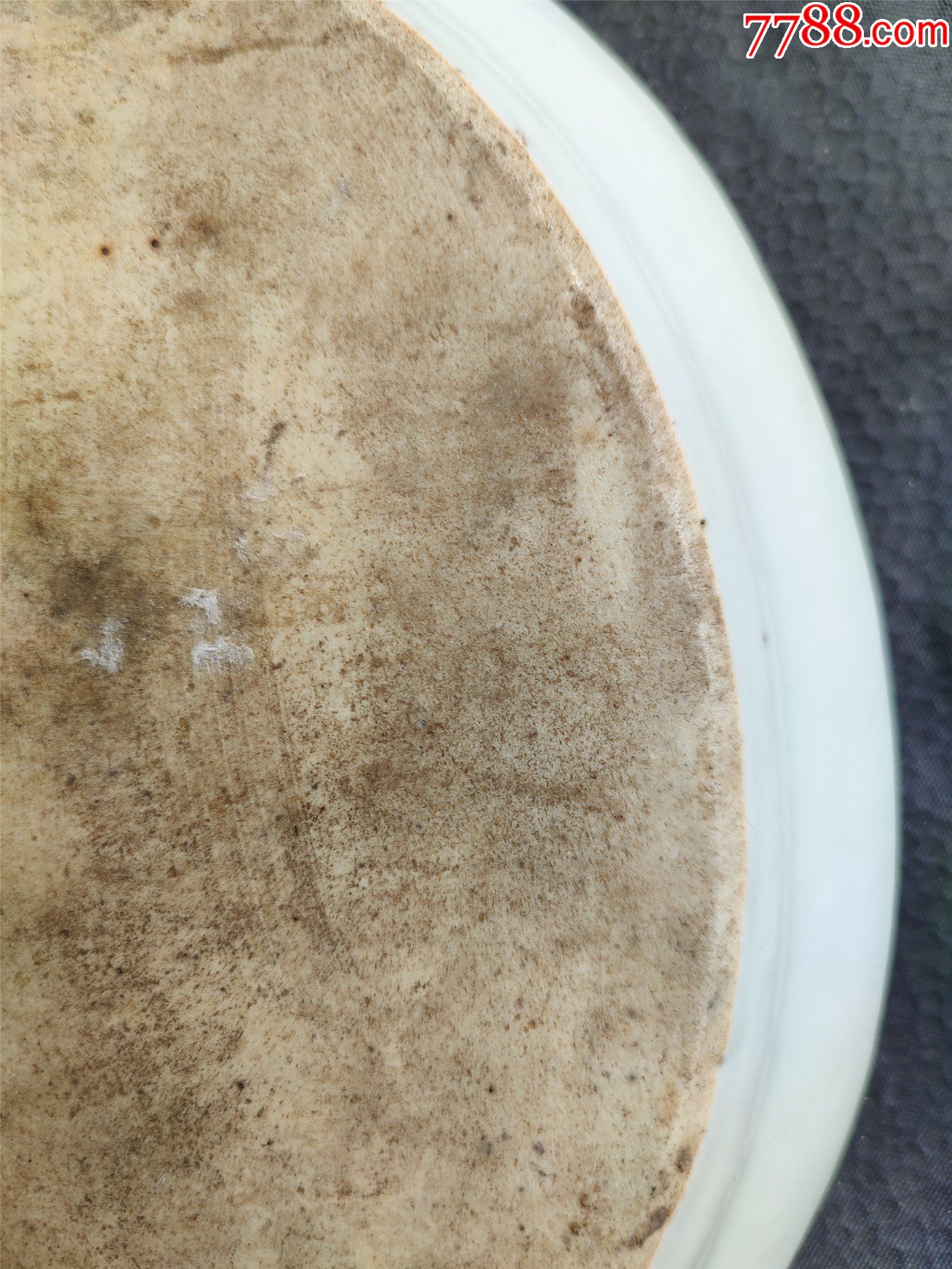 橘皮釉瓷器盘子,估计是解放前后的瓷器盘子,边子上面有一点小磕,没有