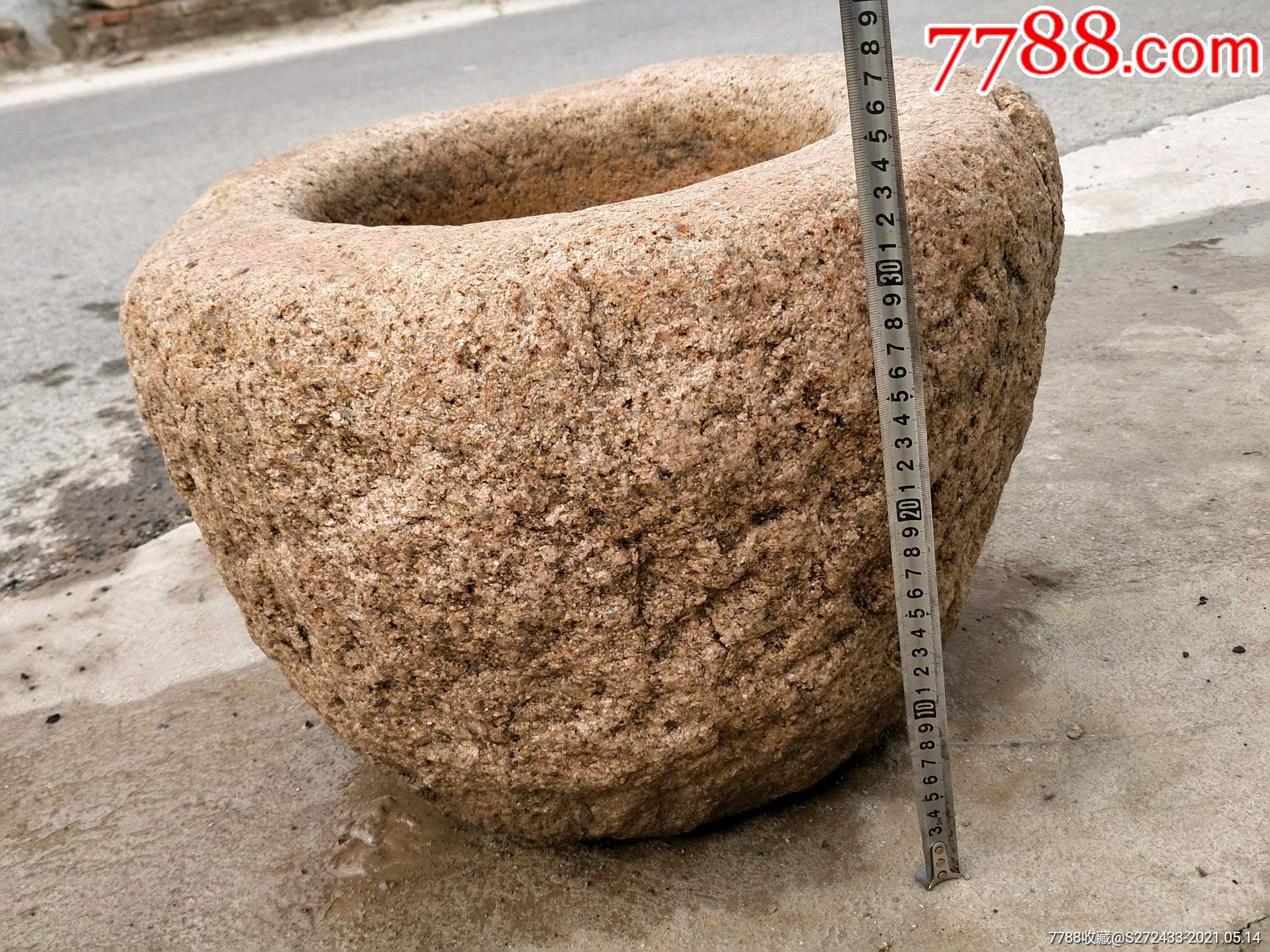 民俗老石臼,年代久远,臼窝深厚,石表风化,包浆厚重.