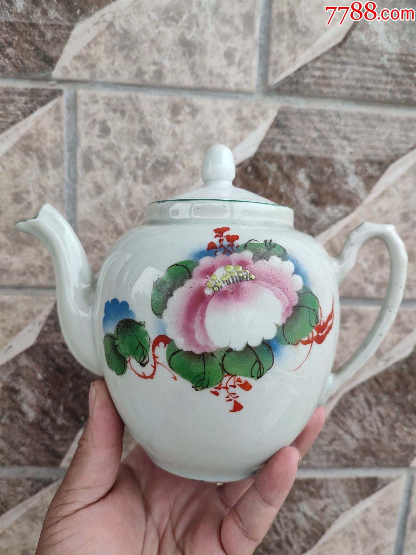 粉彩瓷壶高13厘米壶身和底部都有冲线品相如图所示没有小磕