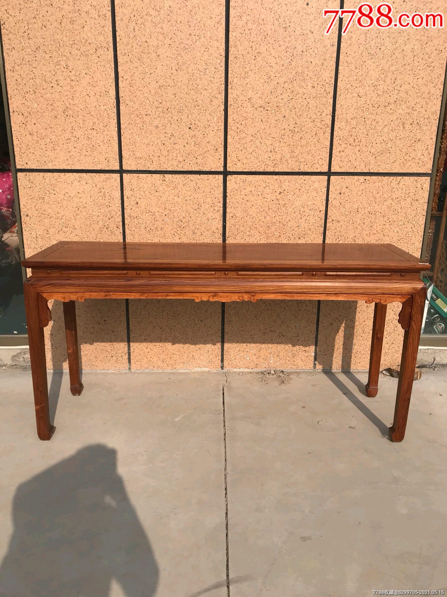 黄花梨明式书案,造型古朴典雅,雕花简单大方,线条流畅自然,木纹清晰