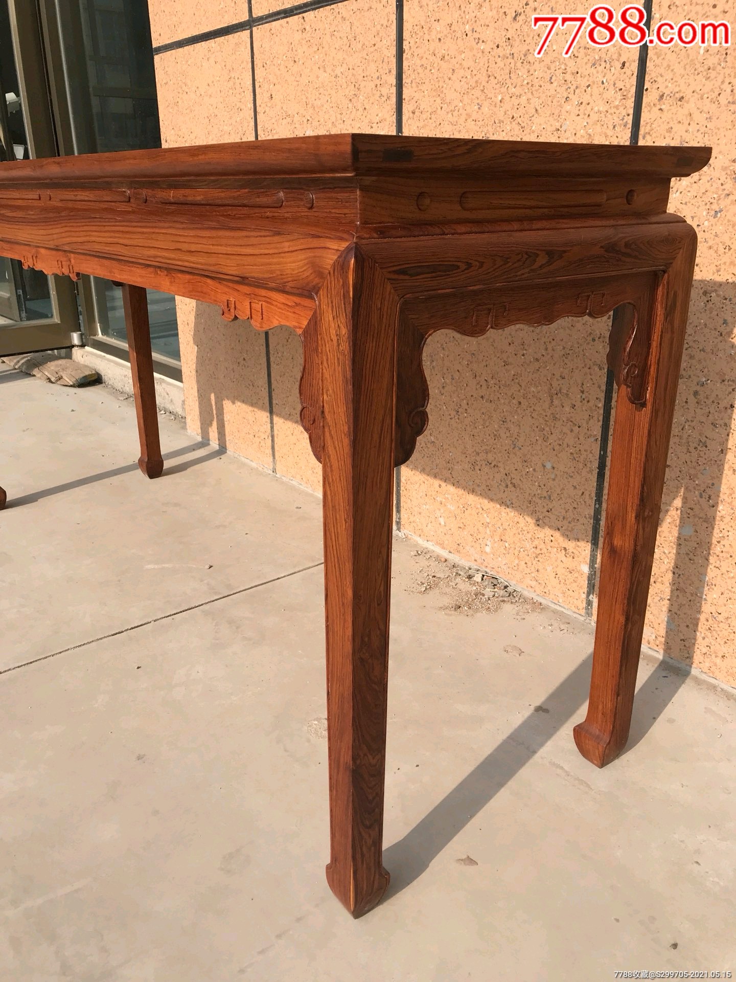 黄花梨明式书案,造型古朴典雅,雕花简单大方,线条流畅自然,木纹清晰