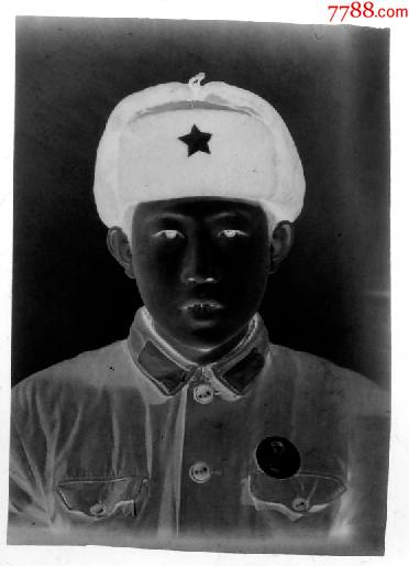 戴像章的军人【老底片】