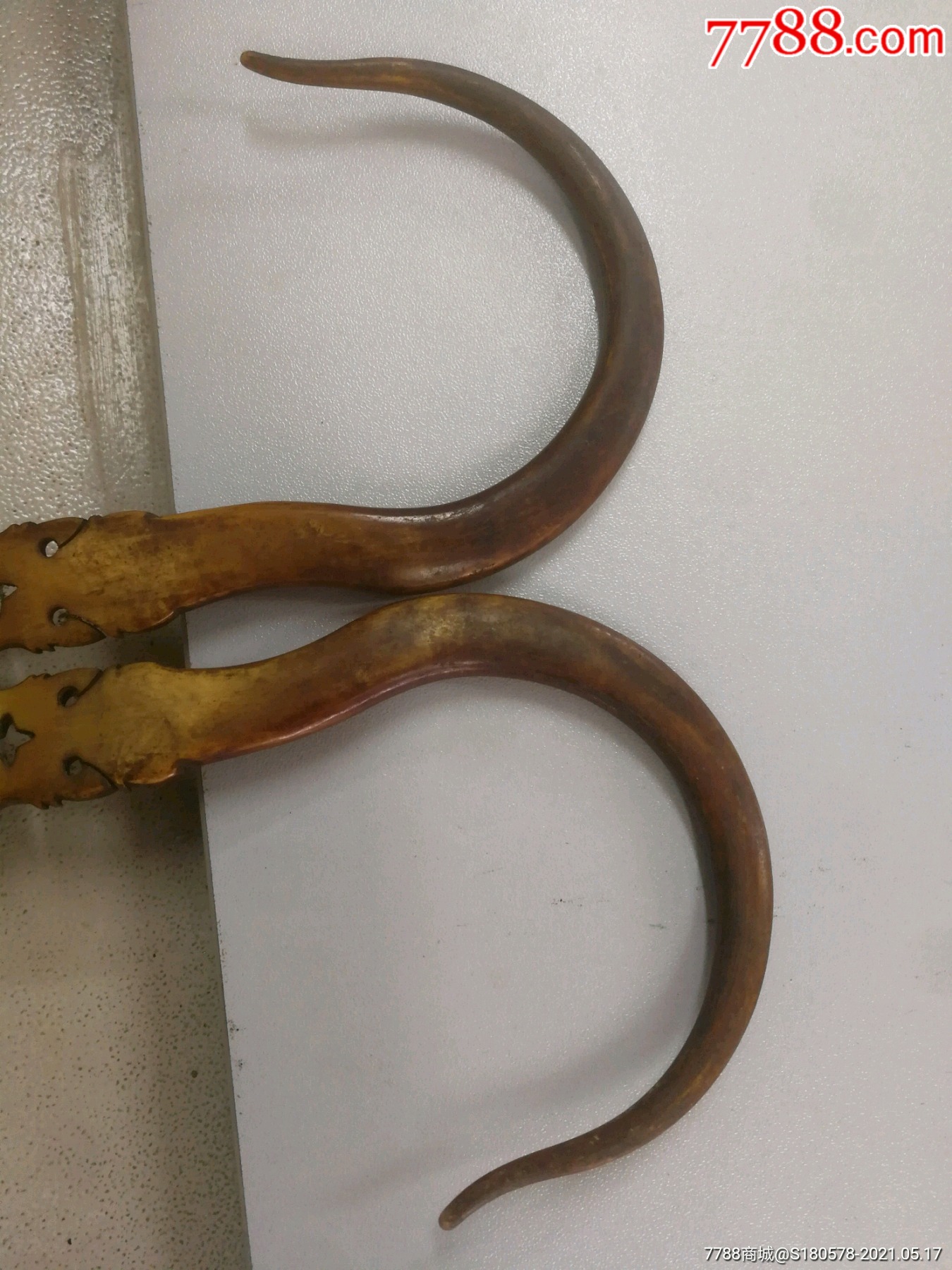 5厘米镂空雕刻牛角蚊帐钩一对,成对原配,上宽2.5厘米厚0.35厘米