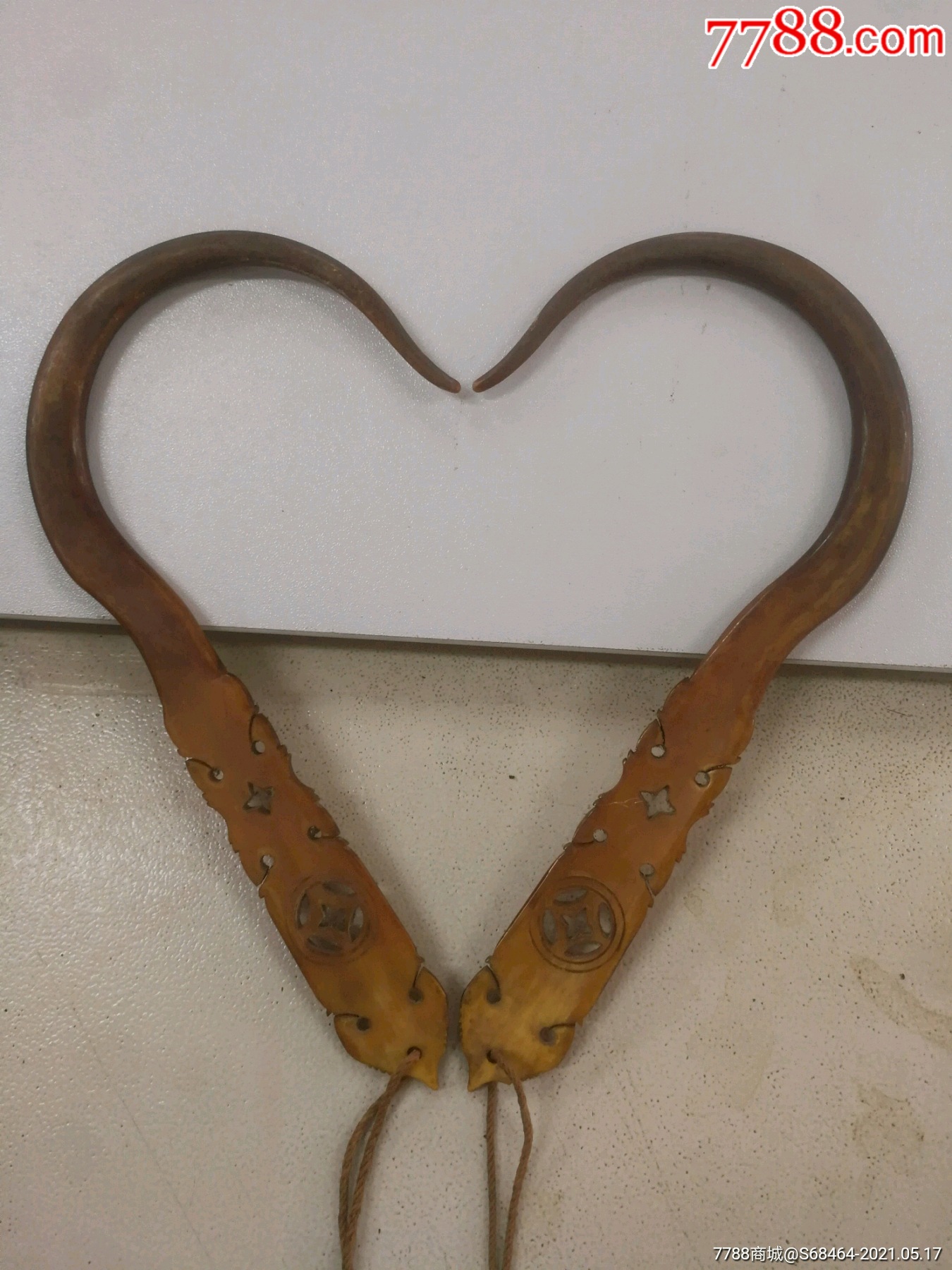 清代长185厘米镂空雕刻牛角蚊帐钩一对成对原配上宽25厘米厚035厘米