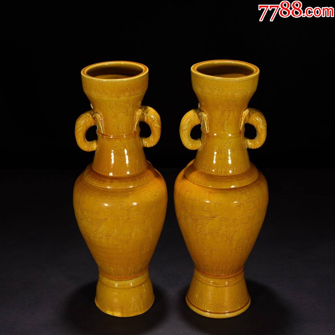 鸡油黄釉刻龙凤纹象耳瓶40*14厘米(工艺品)