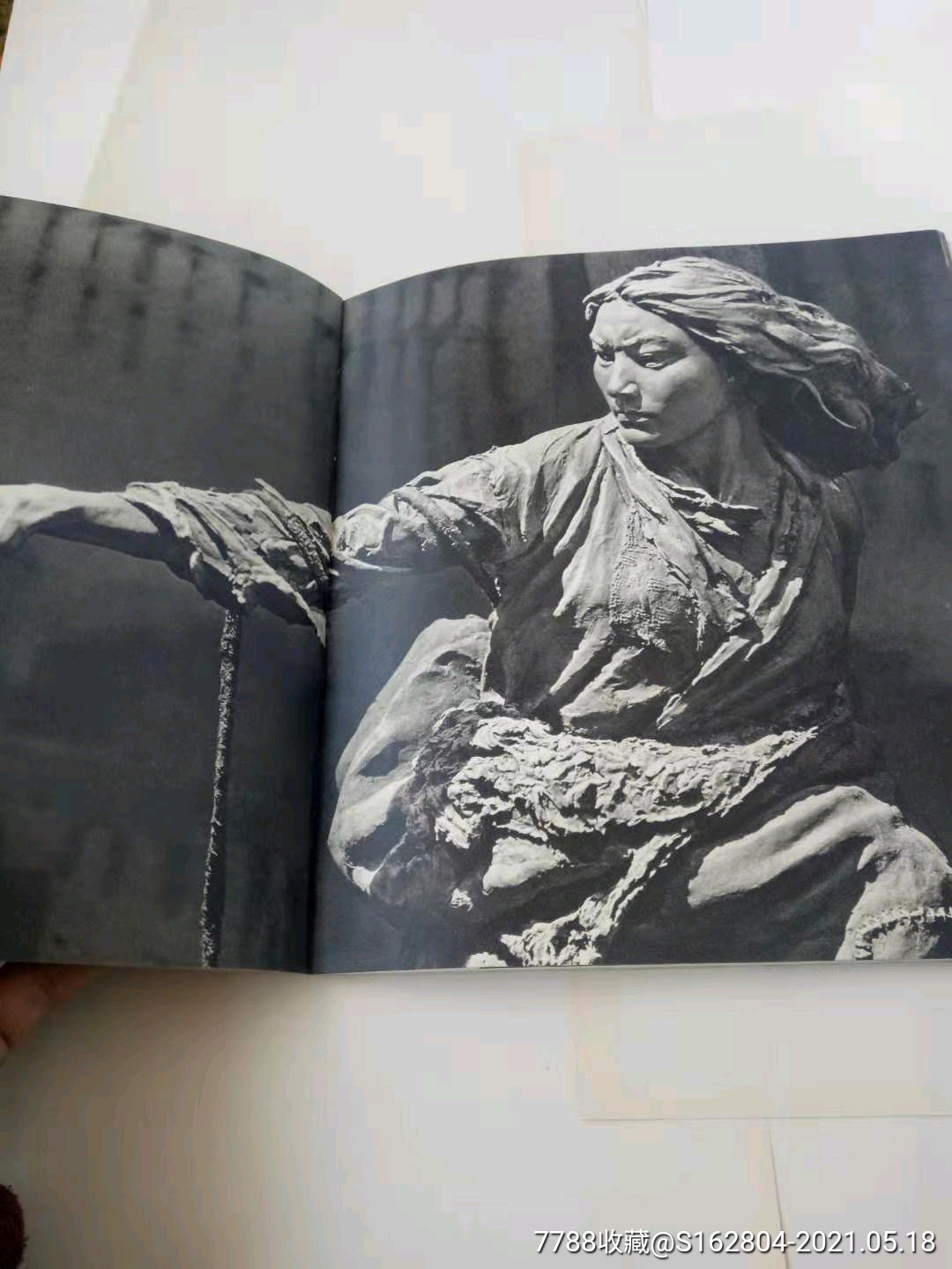 文革时期农奴愤大型泥塑