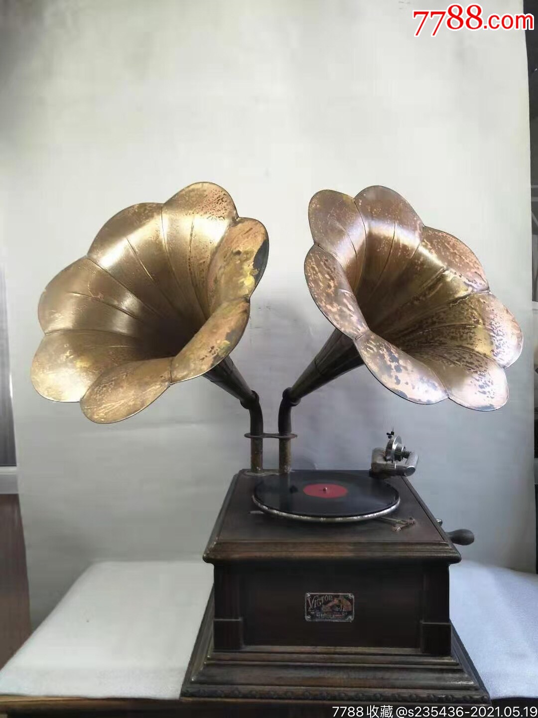 民国时期,美国胜利牌双喇叭留声机,手摇唱机,不用电.