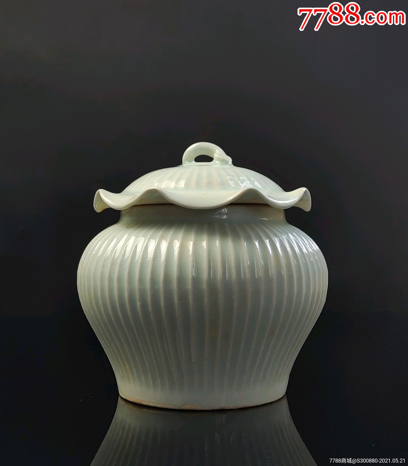 青瓷瓜楞纹荷叶盖罐.