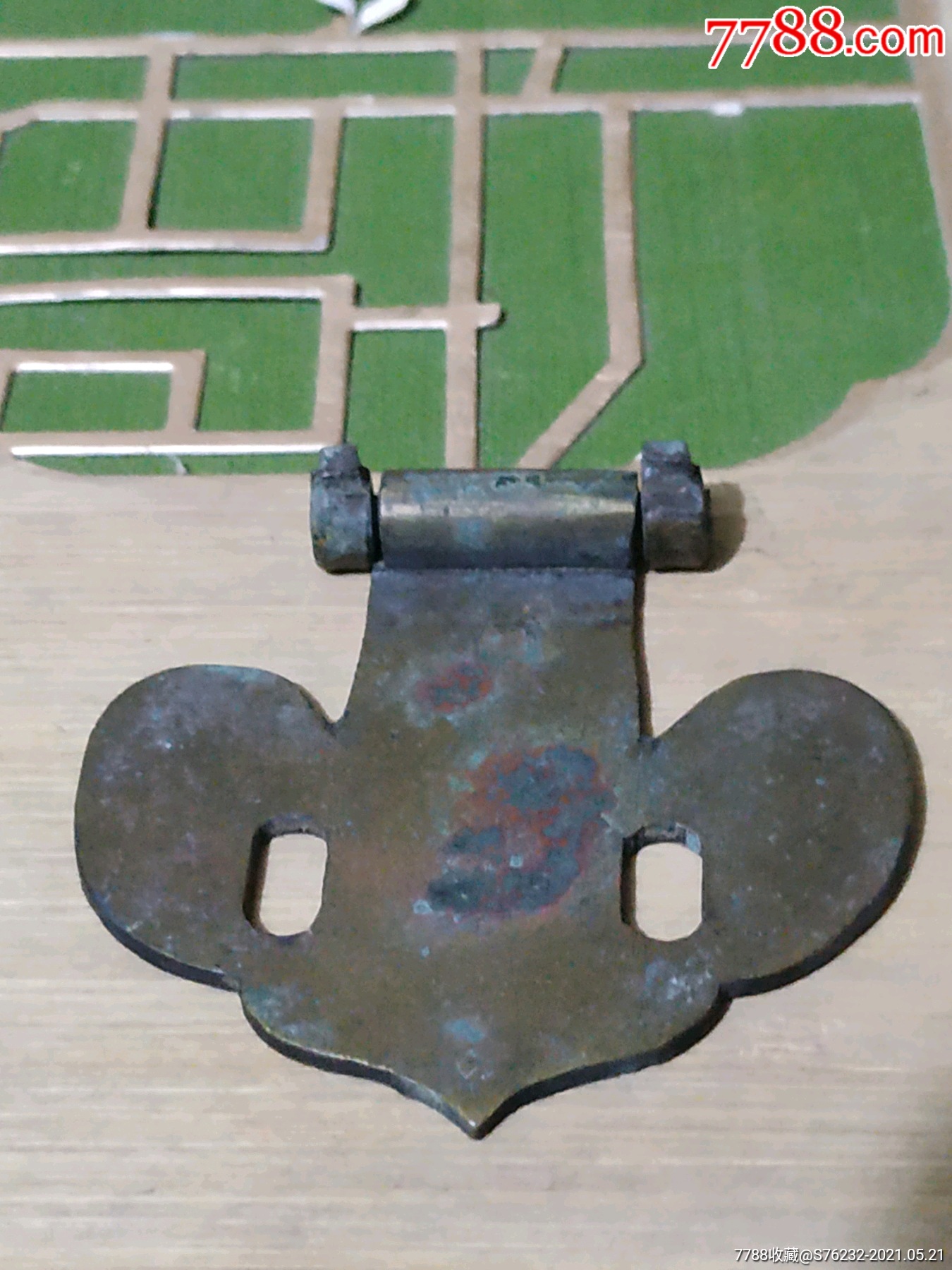 老木箱的铜锁扣