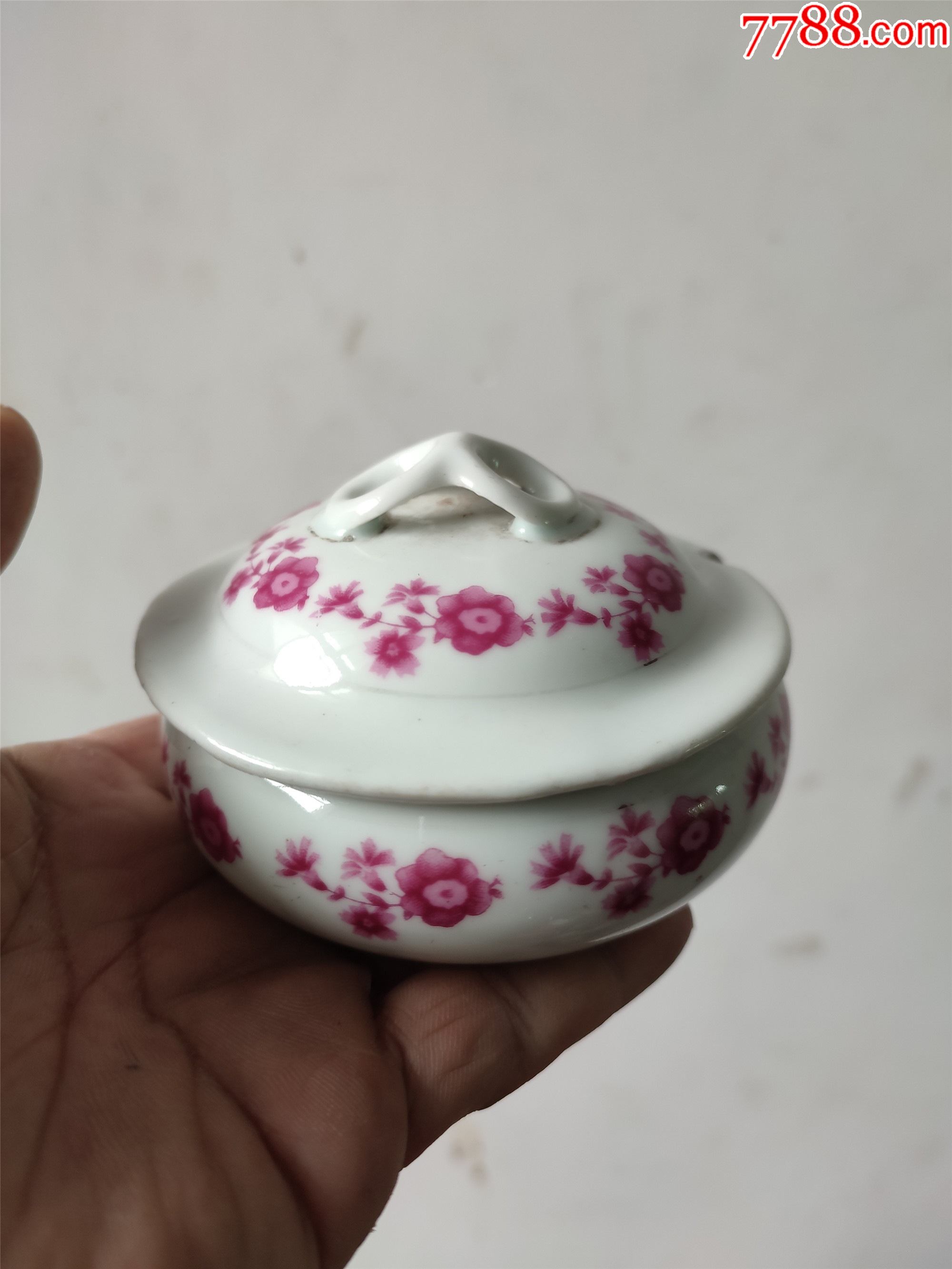 六七十年代的瓷器粉盒没有冲线小磕如图所示