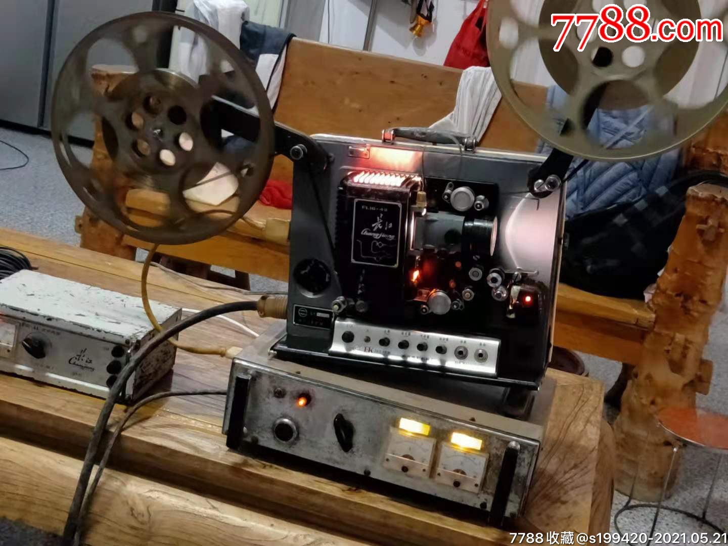 "长江"牌16毫米铟灯电影机一套.