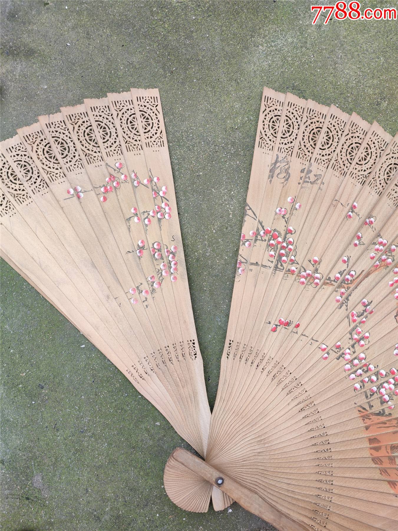 现代工艺品木头扇子,中间的线断了,其余完好,没有破损,手绘的梅花