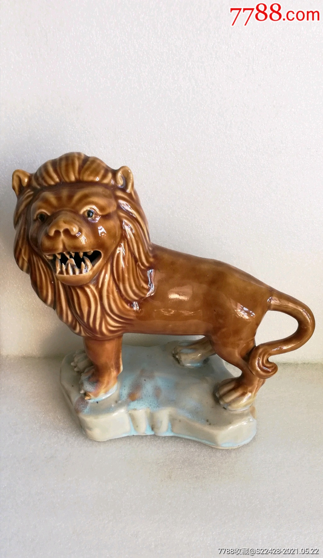 大型雄狮瓷摆件