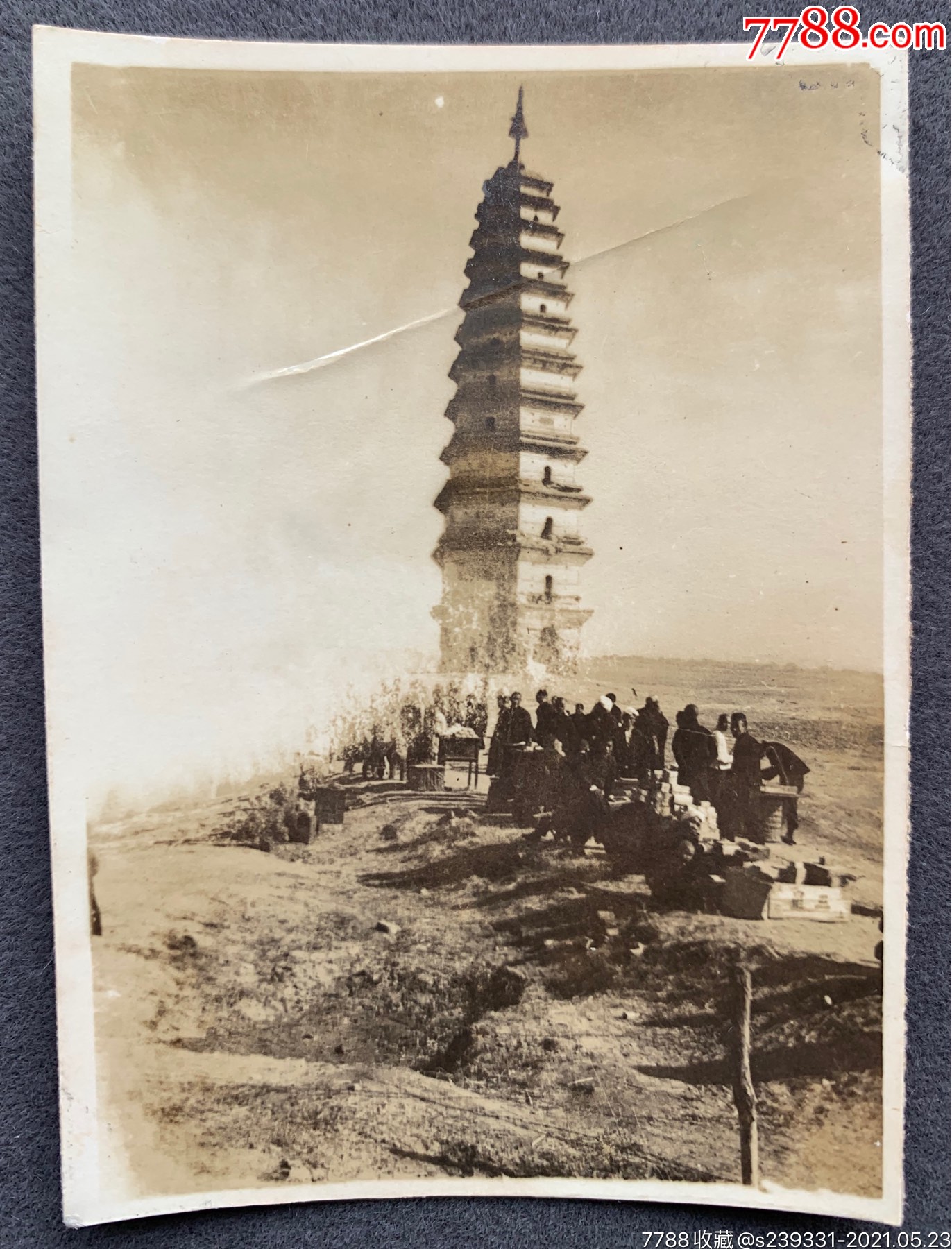 【开封旧影】1942年开封宪兵队拍摄开封铁塔下的庙会集市银盐老照片