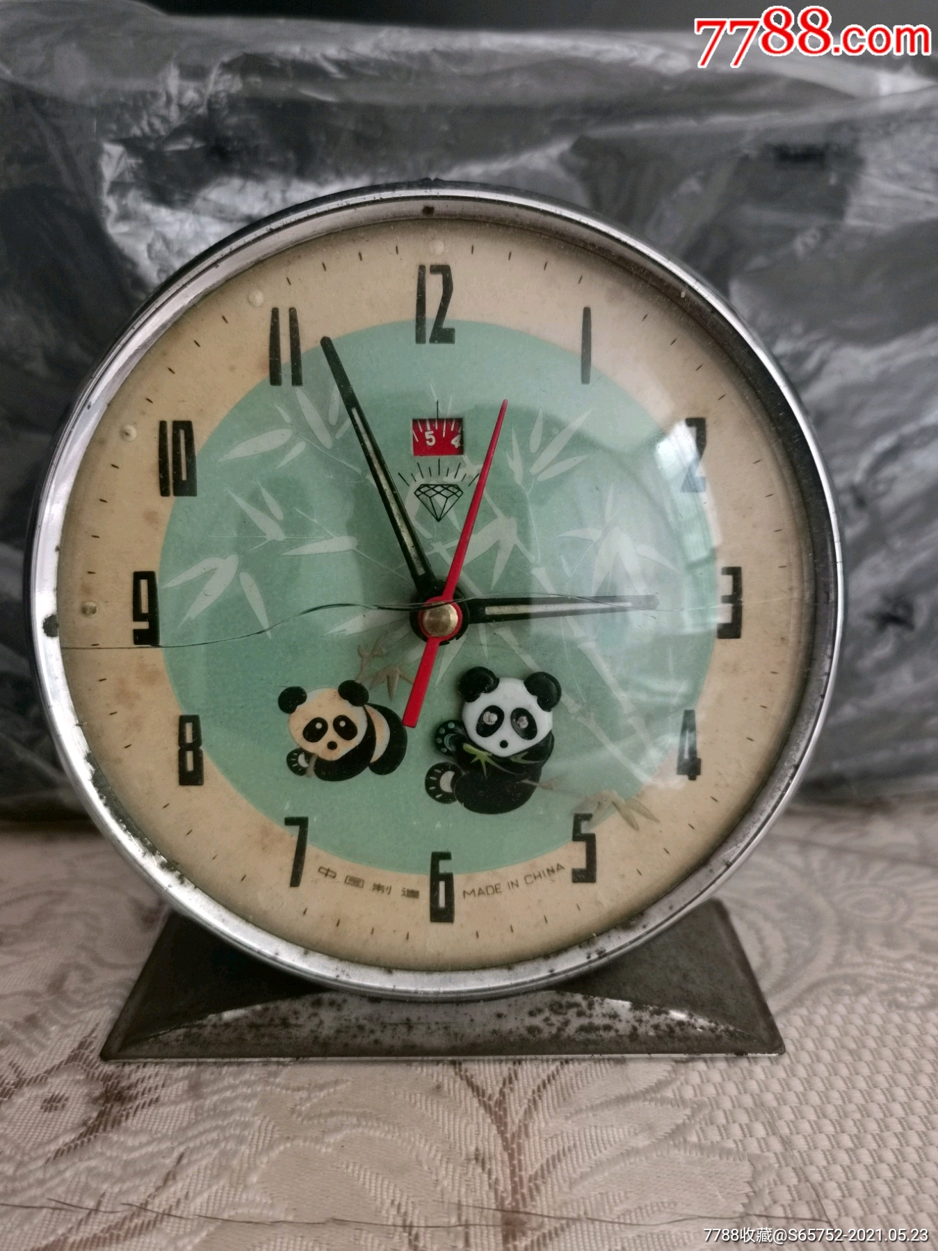 大熊猫闹钟一个