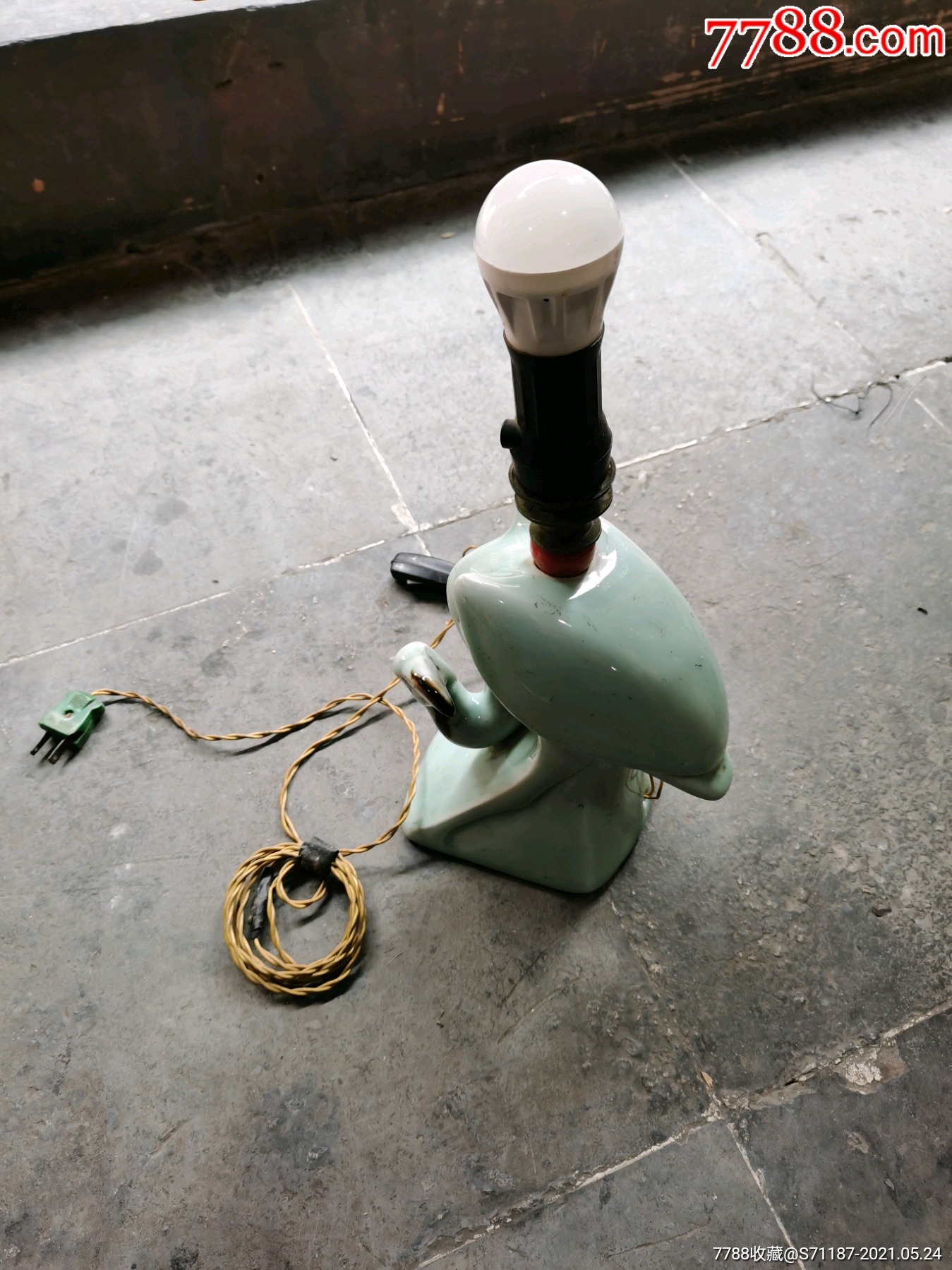 70一80年代宜兴青瓷台灯高35厘米