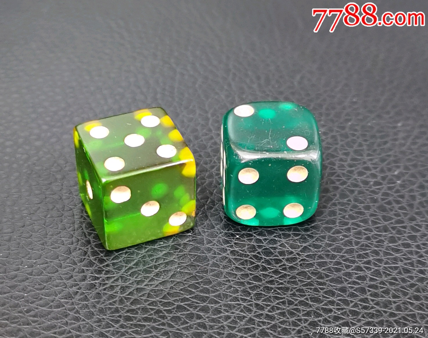 《民国赛璐璐老骰子一对》附赠咖料"逢赌必赢"符牌挂件