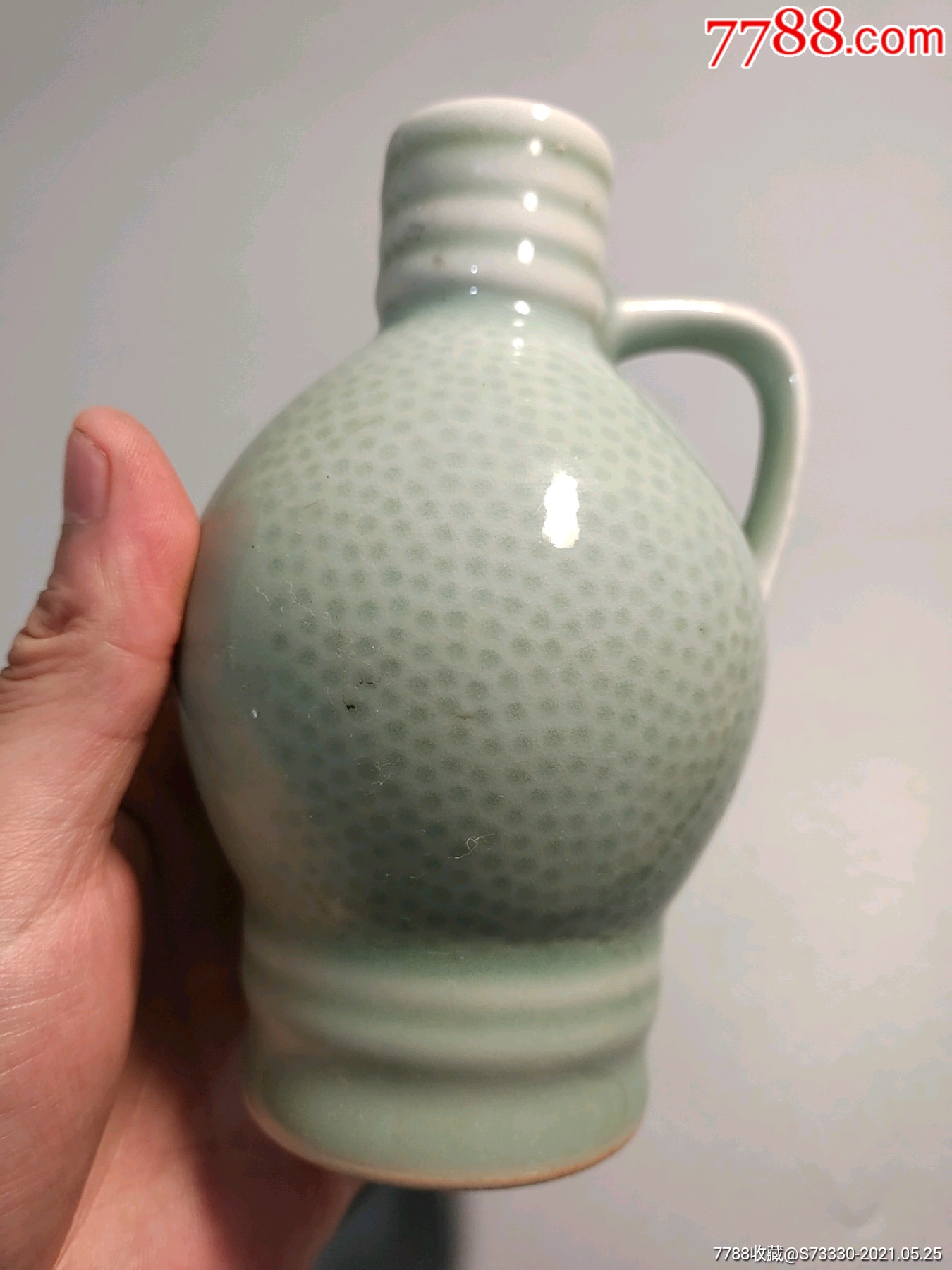 80年代左右,龙泉青瓷,青釉鱼子纹单耳执瓶一只,小